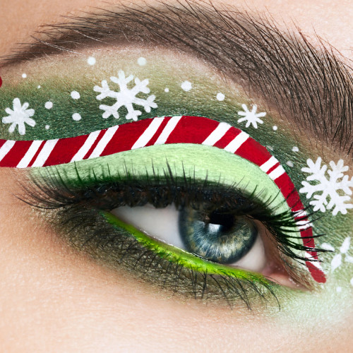 Want to dazzle your friends this festive season? Add some sparkle to your holidays with these eye-catching Christmas makeup ideas!